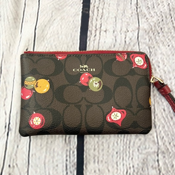 NWOT COACH HOLIDAY WRISTLET